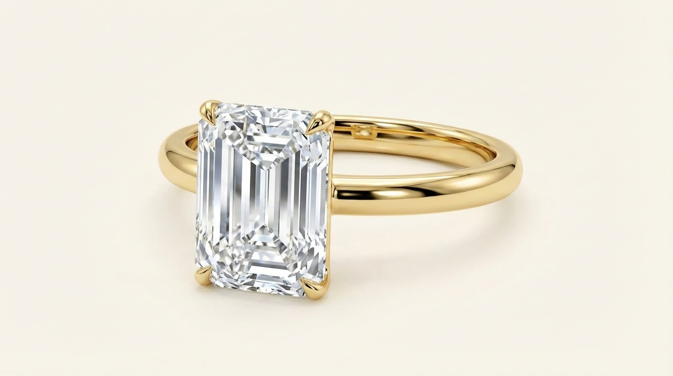 Emerald sužadėtuvių žiedas su elegantiškos stačiakampės formos deimantu