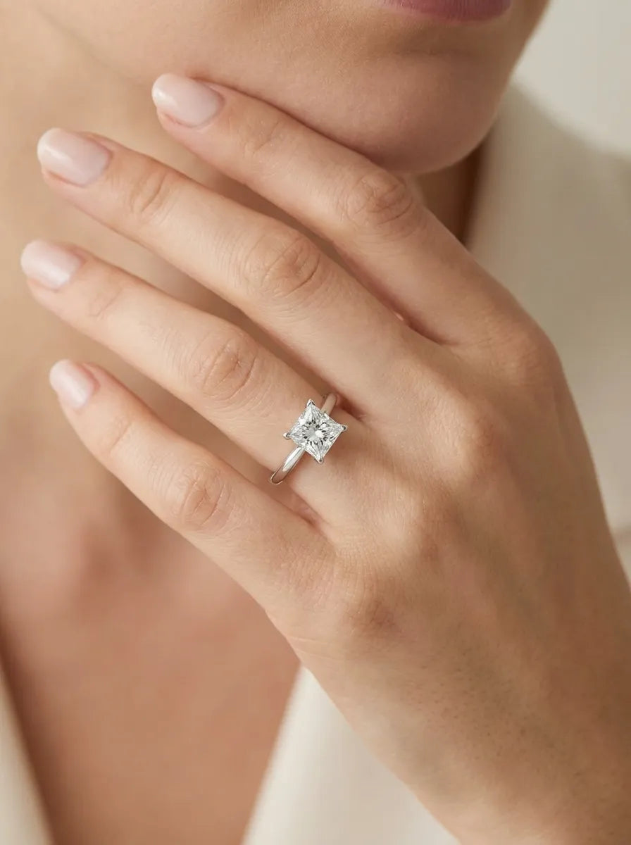 Elegantiškas ir minimalus žiedas su princess deimantu