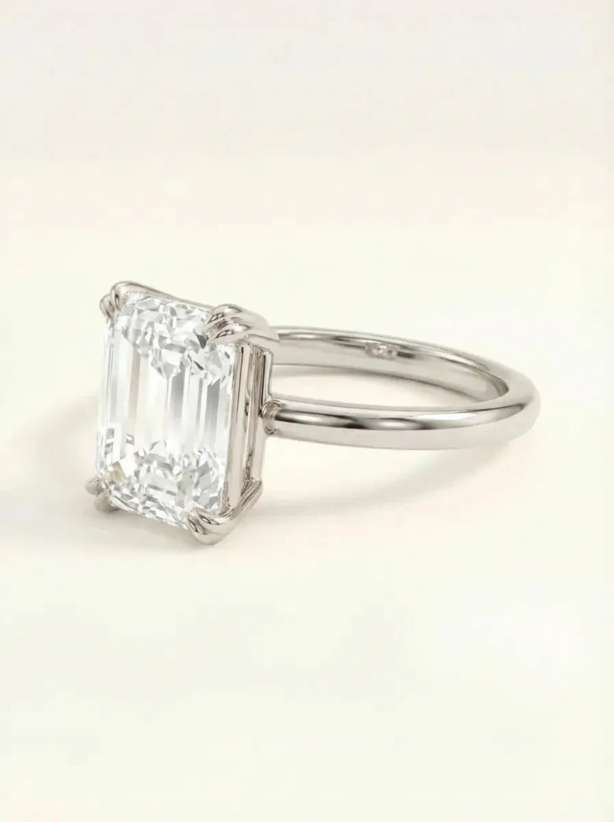 Sužadėtuvių žiedas su švaraus pjūvio emerald briliantu