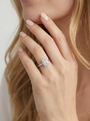 Sužadėtuvių žiedas ant rankos su emerald cut laboratoriniu briliantu