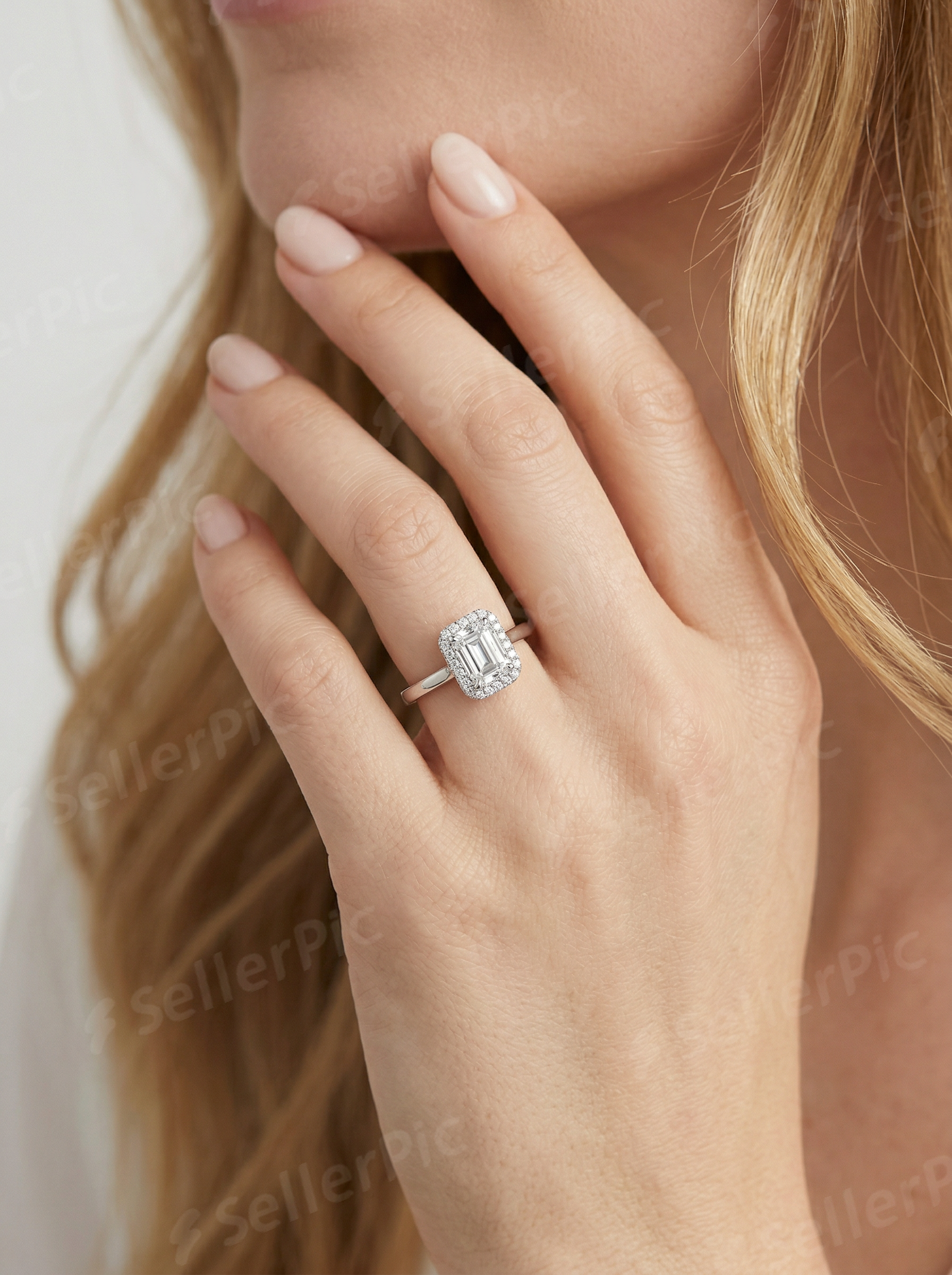 Sužadėtuvių žiedas ant rankos su emerald cut laboratoriniu briliantu