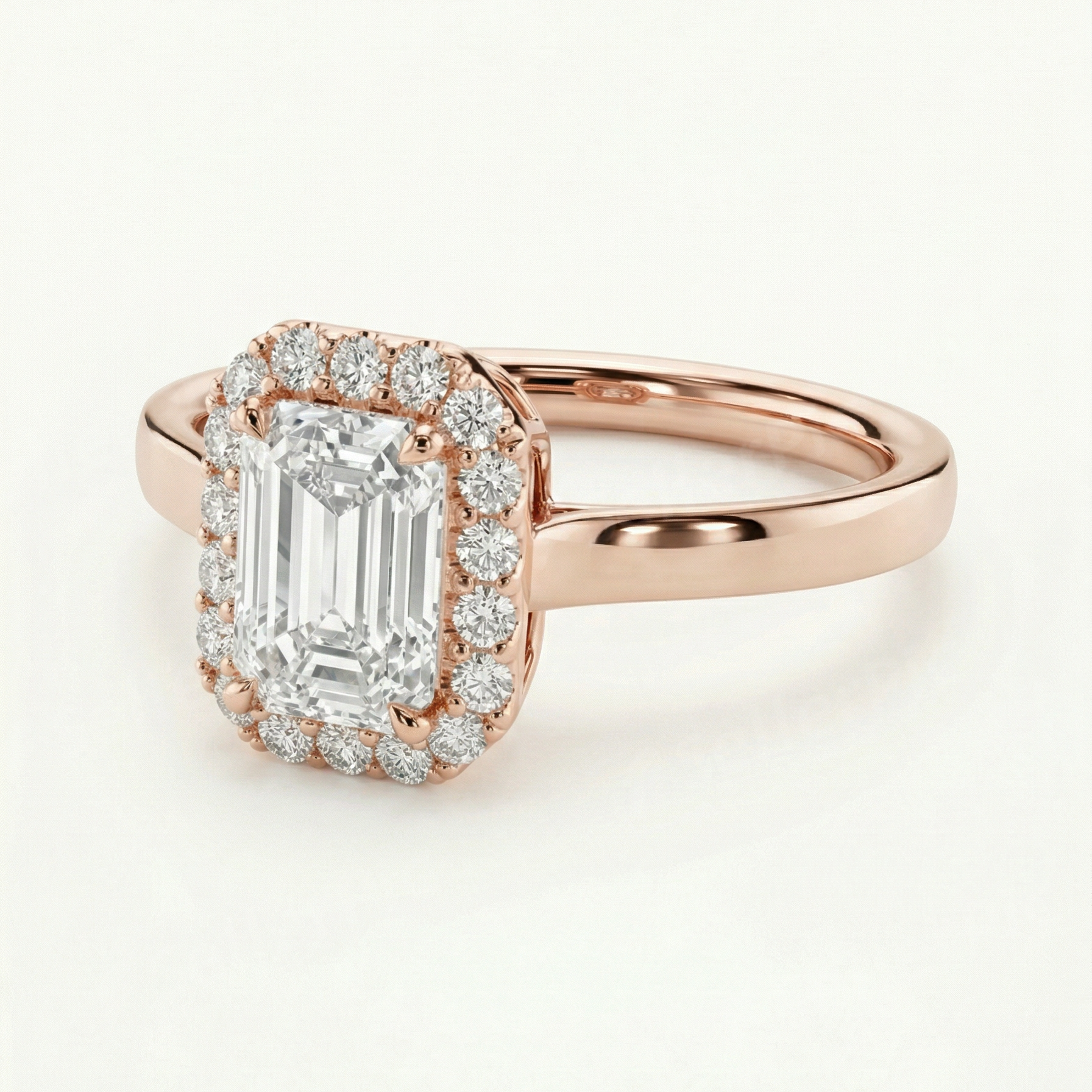 Emerald cut halo žiedas su laboratoriniu briliantu
