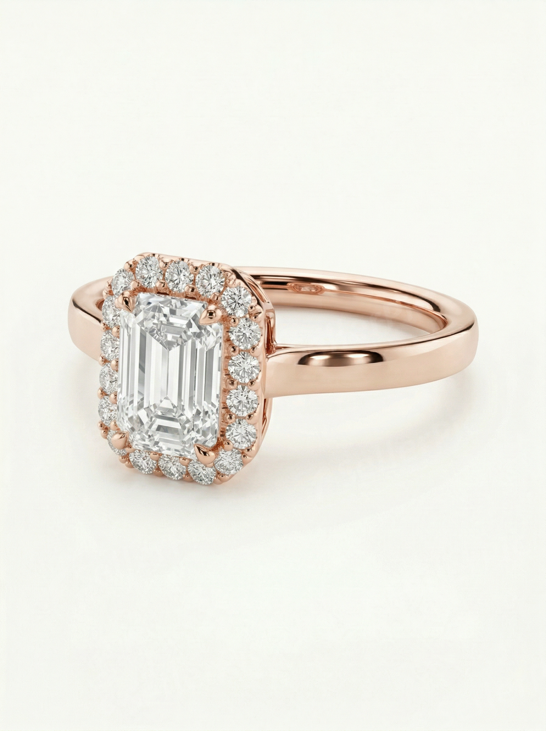 Emerald cut halo žiedas su laboratoriniu briliantu