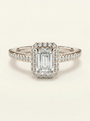 Sužadėtuvių žiedas ant rankos su emerald cut laboratoriniu briliantu