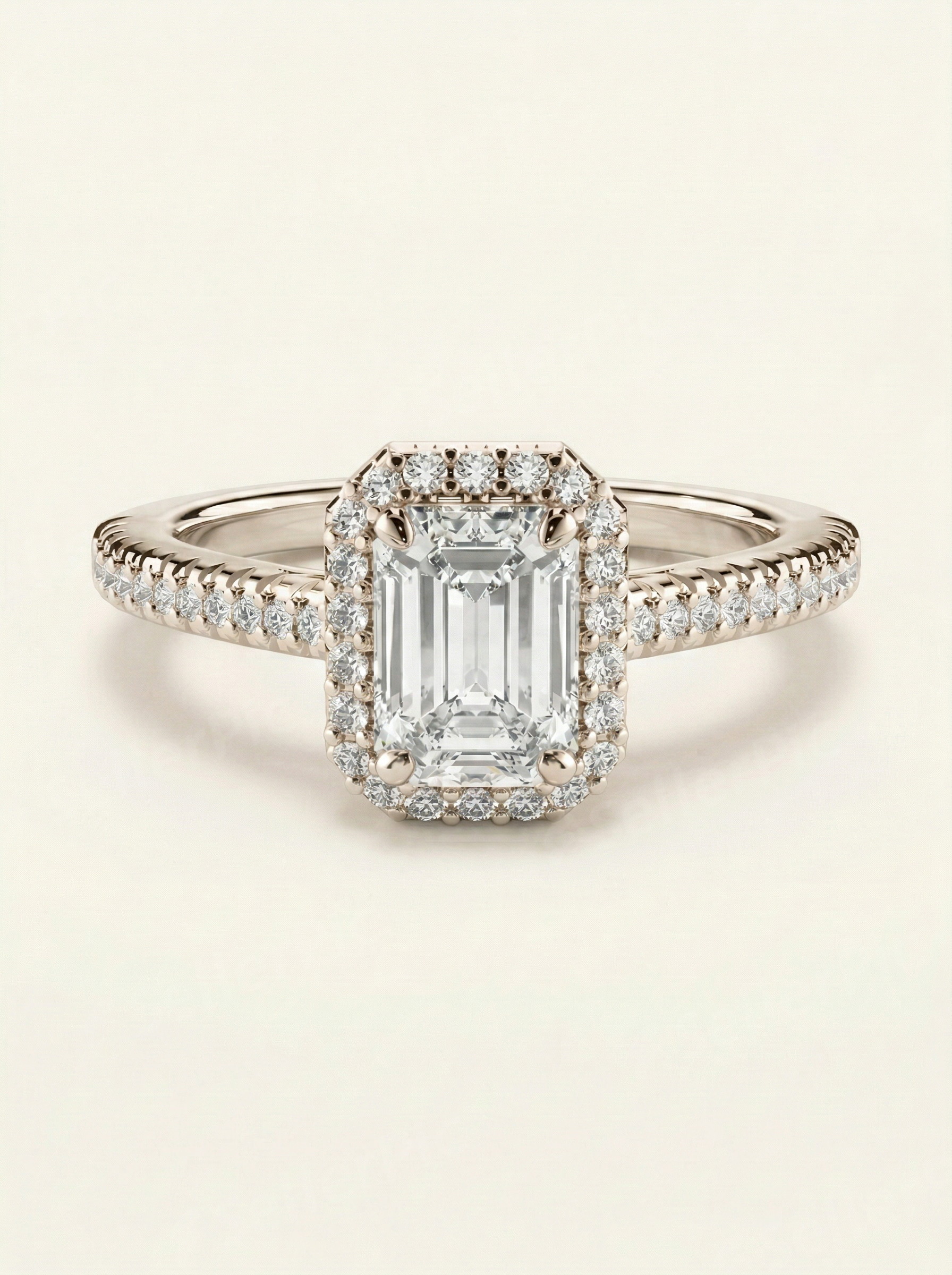 Sužadėtuvių žiedas ant rankos su emerald cut laboratoriniu briliantu
