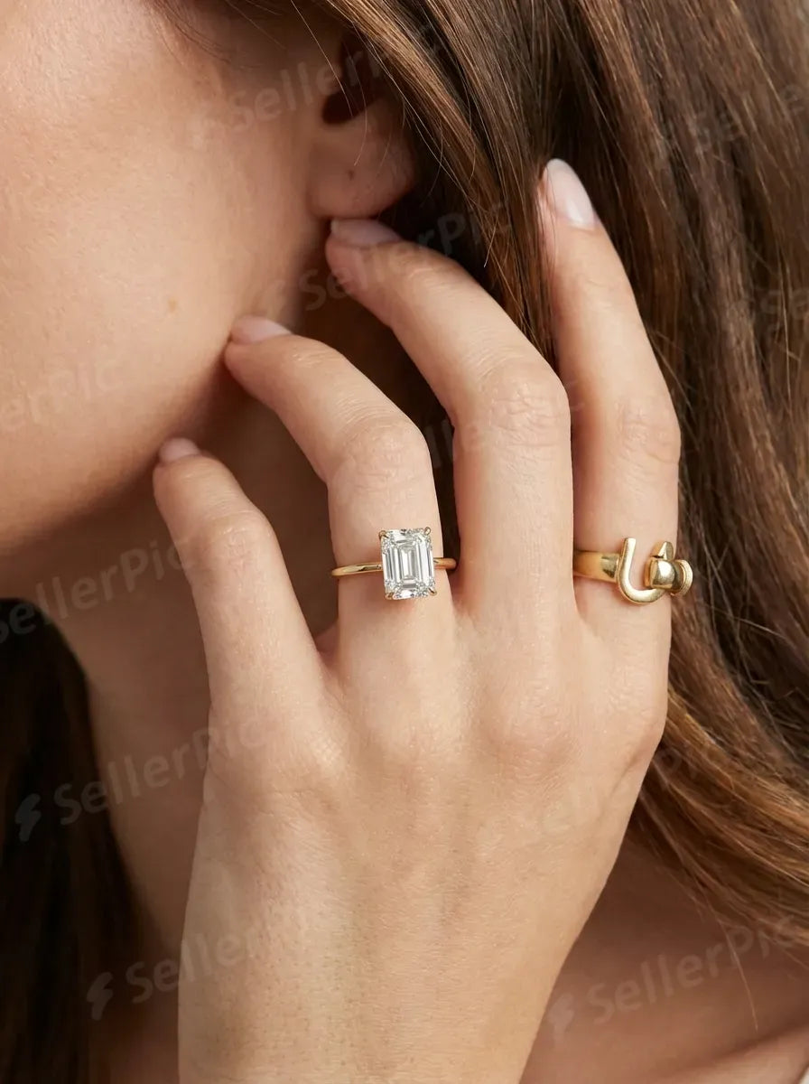 Balto aukso emerald cut solitaire žiedas su laboratoriniu briliantu
