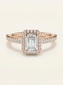 Prabangus emerald cut žiedas su smulkiais briliantais