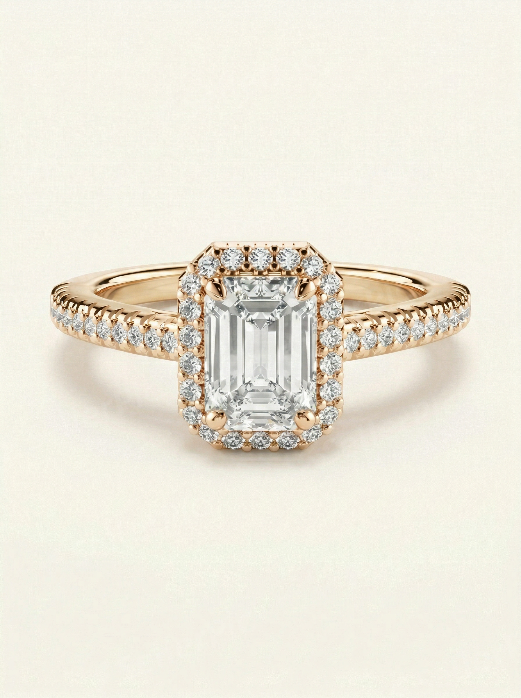 Laboratorinio deimanto halo žiedas su emerald cut akmeniu