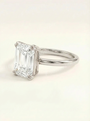 Rausvo aukso solitaire žiedas su emerald cut laboratoriniu deimantu