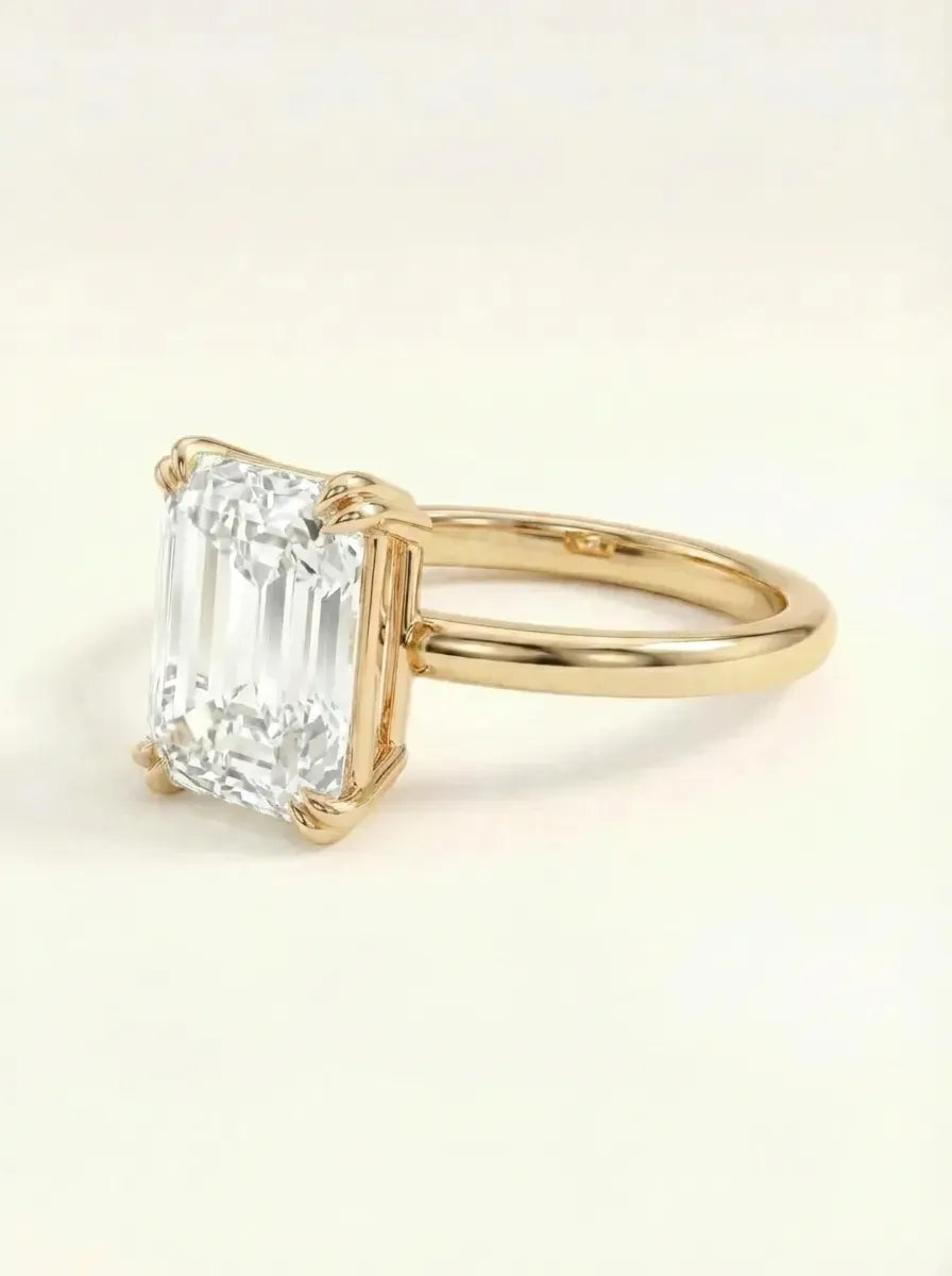 Elegantiškas emerald cut sužadėtuvių žiedas ant rankos