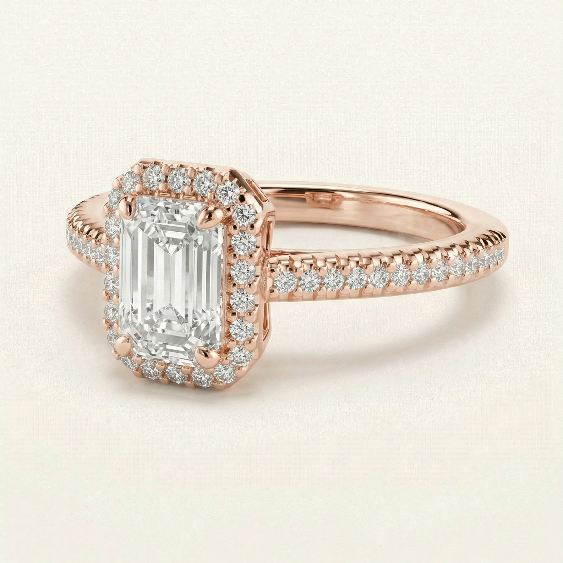 Emerald cut halo žiedas su laboratoriniu briliantu