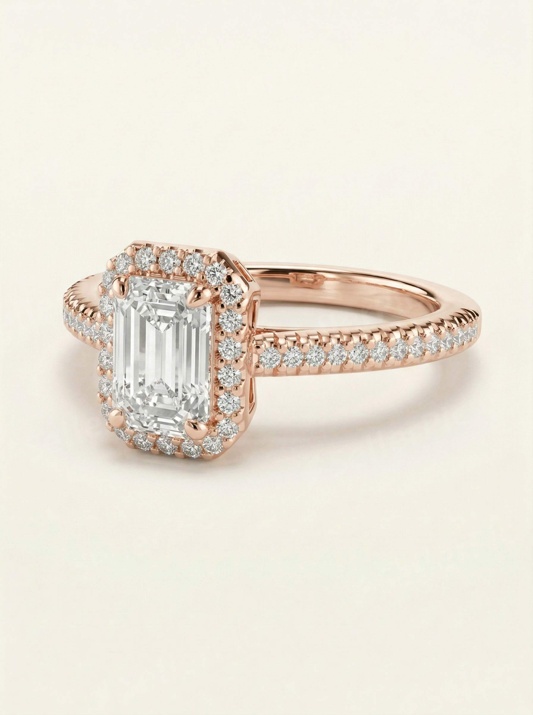 Emerald cut halo žiedas su laboratoriniu briliantu