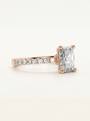 Modernus sužadėtuvių žiedas su emerald cut laboratoriniu briliantu