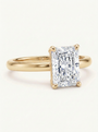 Radiant cut solitaire žiedas ant rankos