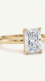 Radiant cut solitaire žiedas ant rankos