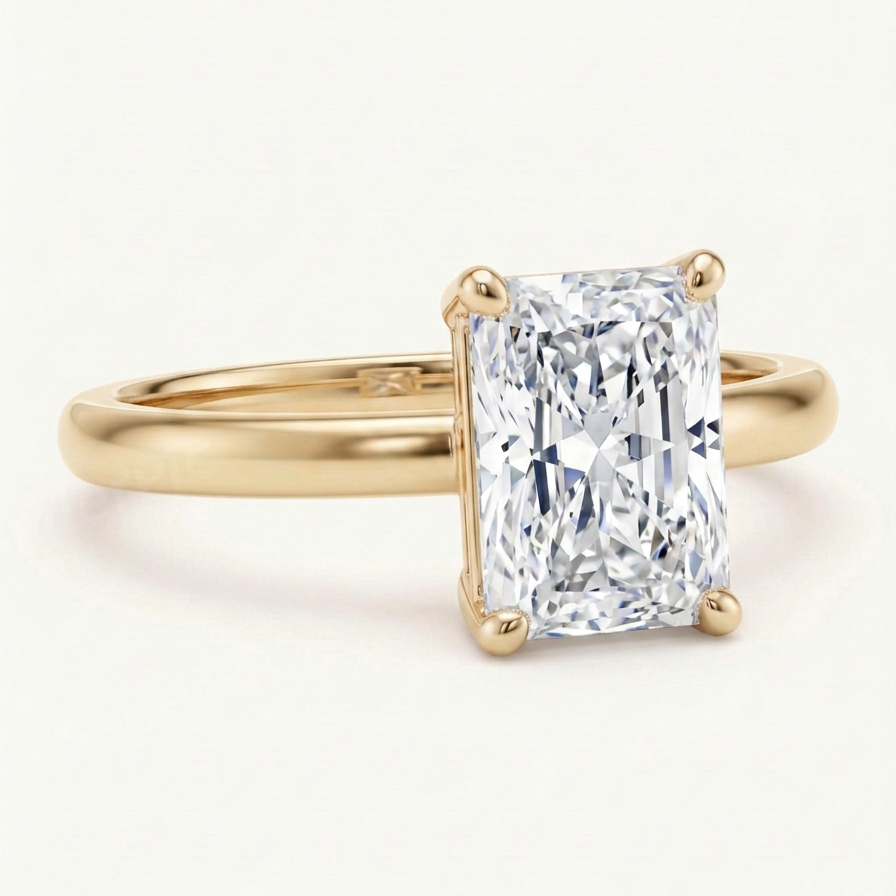 Radiant cut solitaire žiedas ant rankos