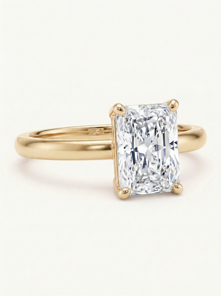 Radiant cut solitaire žiedas ant rankos