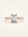 Radiant cut solitaire žiedas ant rankos su laboratoriniu briliantu