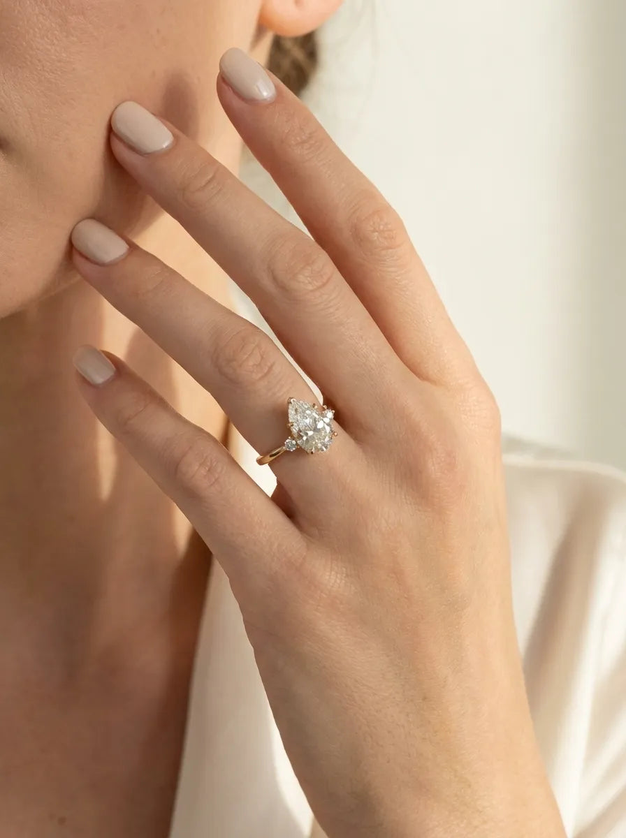 Sužadėtuvių žiedas su 1.5 ct kriaušės deimantu